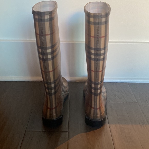 Burberry rain boots - Picture 3 of 3